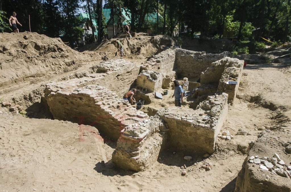 Árpád-kori templom feltárása Lakiteleken