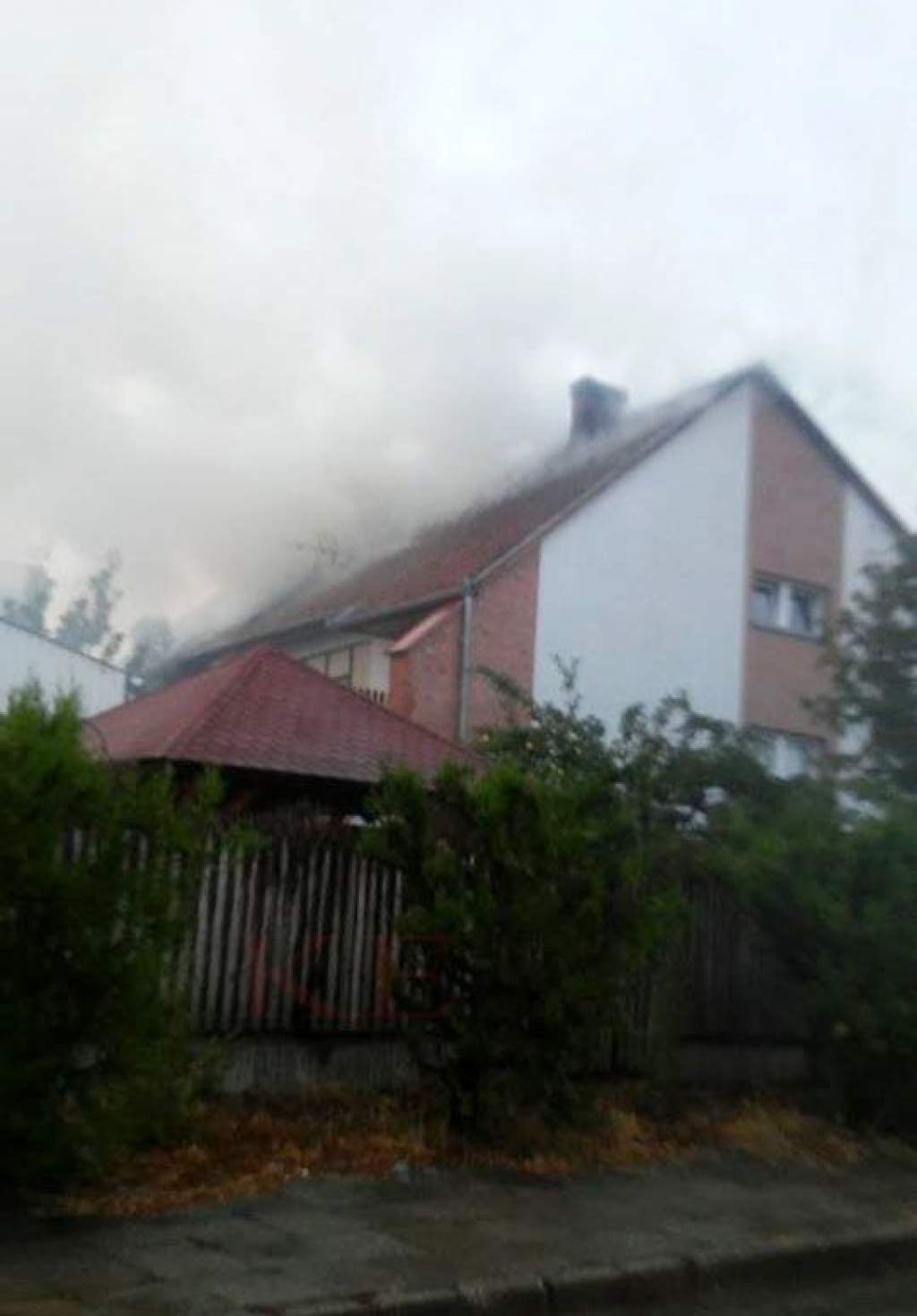 Családi ház tetőszerkezete lángolt a Czollner közben