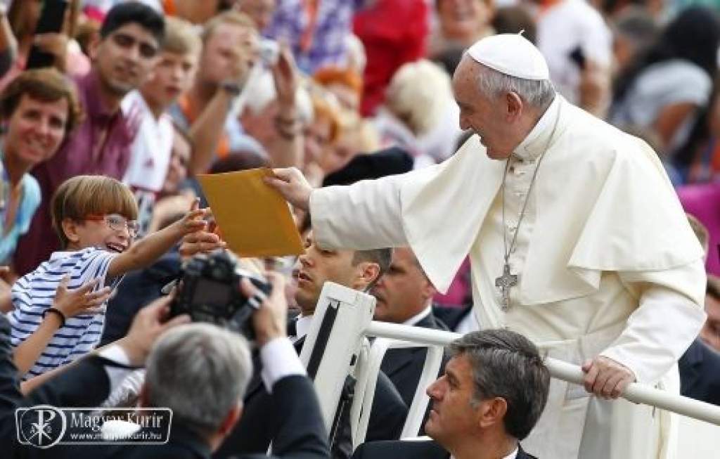 Ferenc pápa: Adjuk vissza a főszerepet – az egyházban is – a családnak!