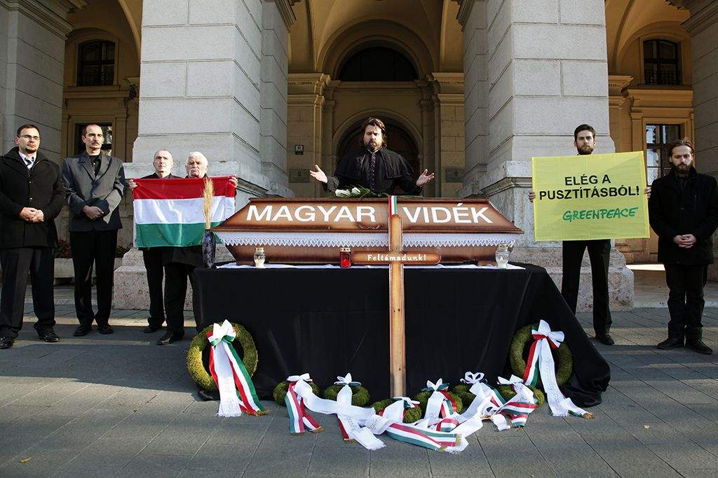Halálos csapás lehet a magyar vidékre a földkiárusítás – temetéssel tiltakozott a Greenpeace