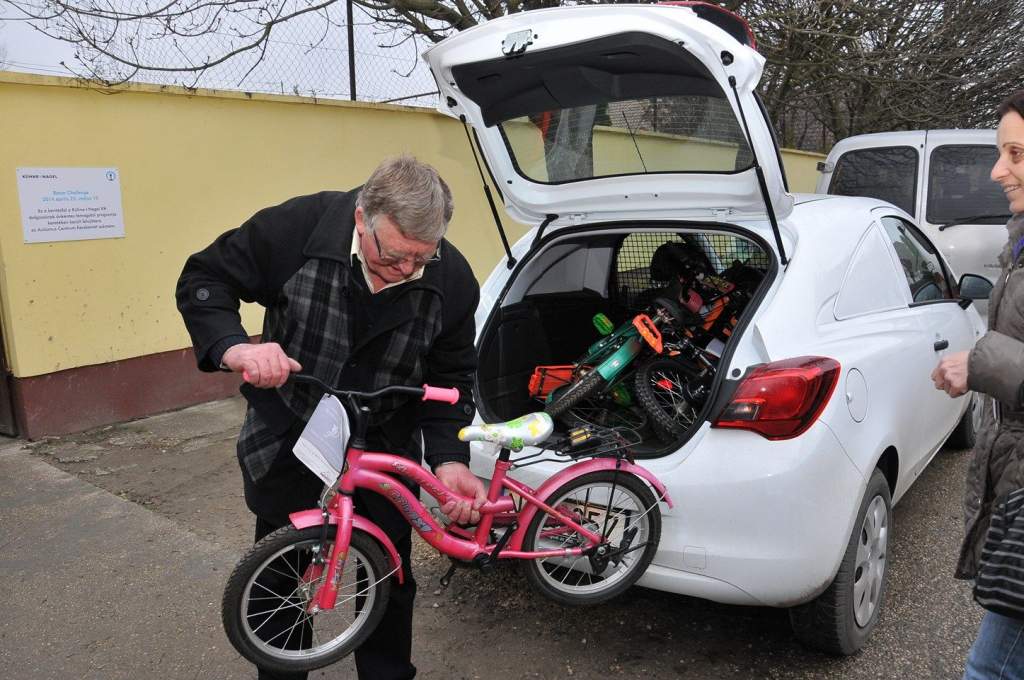 Bicikliket adott át Bábel Balázs érsek atya az Autista Centrum tanulóinak