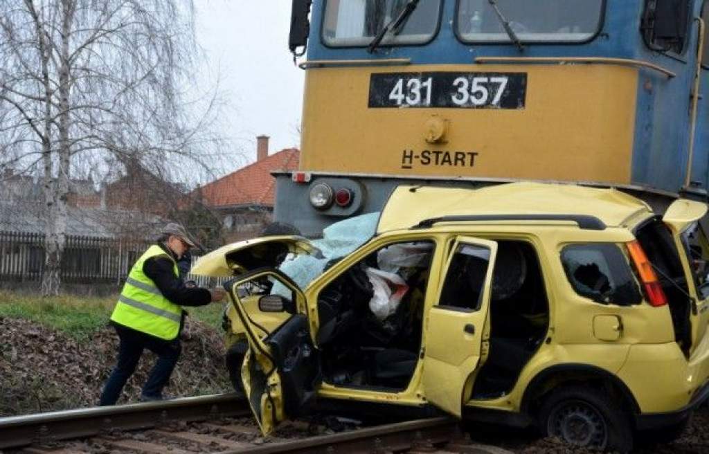 Vonat és autó ütközött Kecskeméten – a jármű vezetője elhunyt