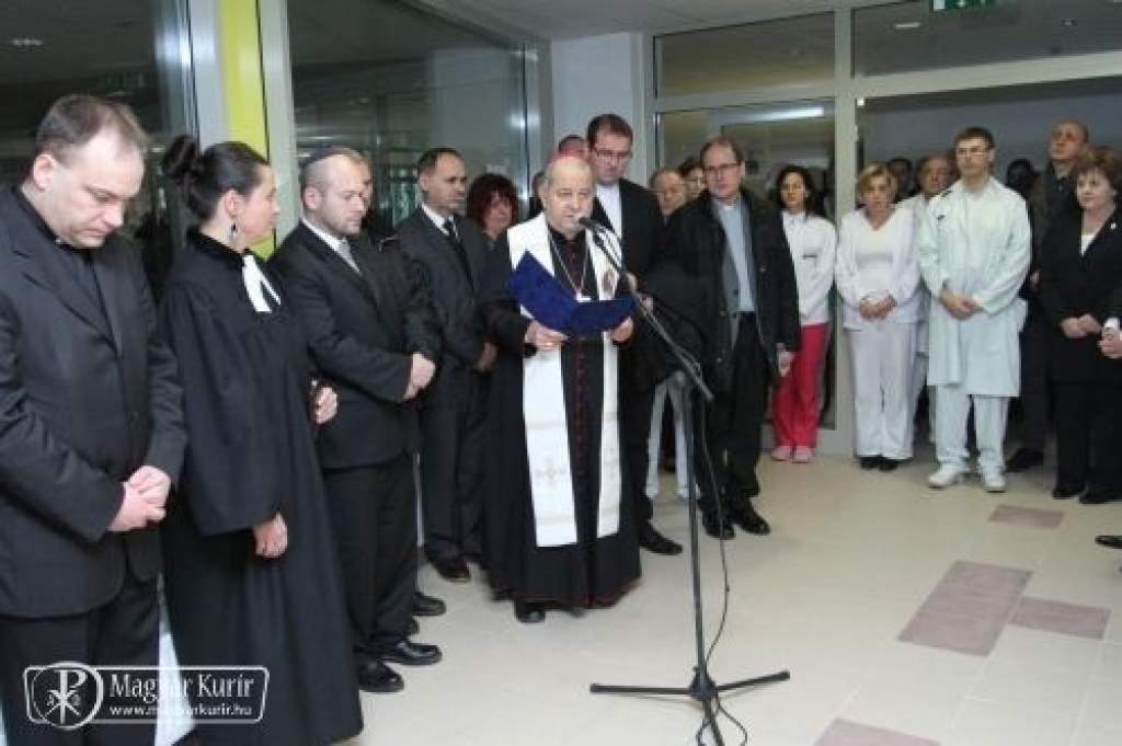 Új kápolnát áldottak meg a Bajai Szent Rókus Kórházban
