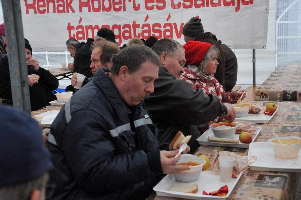 Elkezdődött a főtéri ételosztás a város rászorulói részére