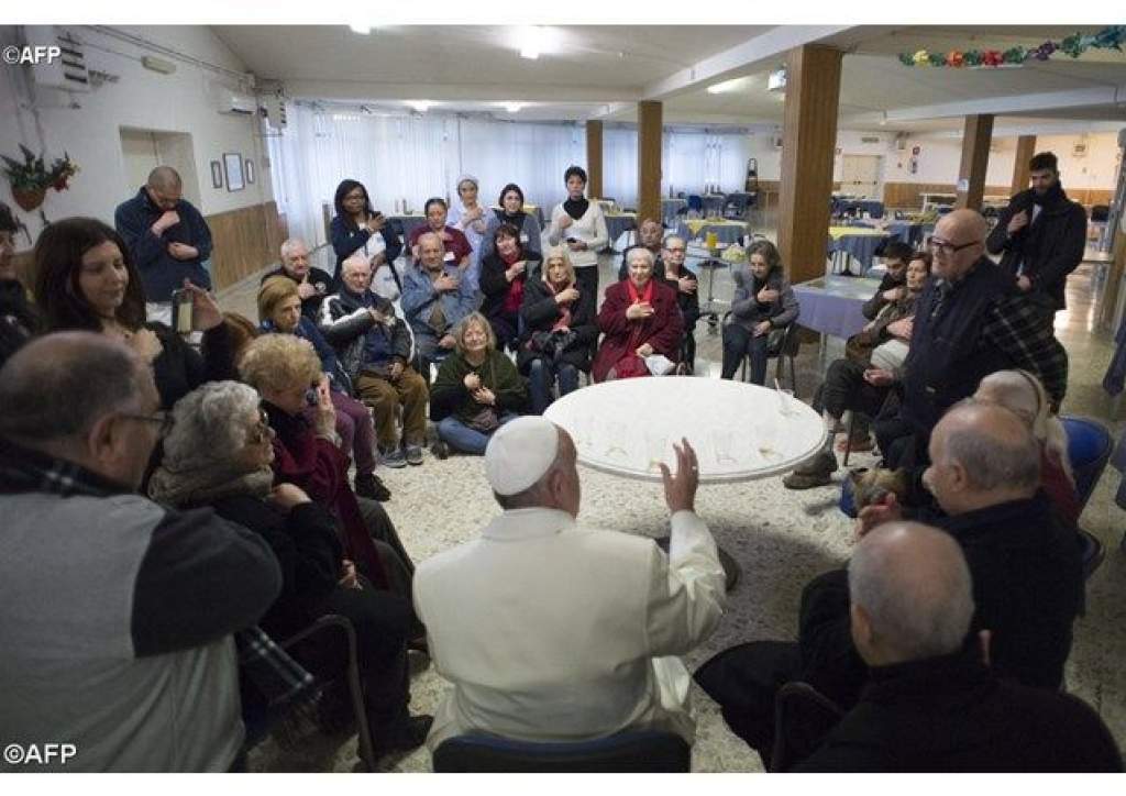 Ferenc pápa magánlátogatása Rómában idősek és betegek otthonában