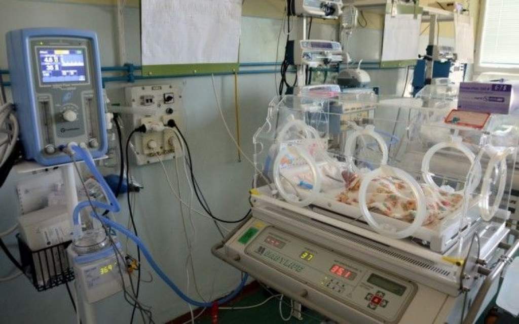 Újszülött kislányt tettek a kecskeméti kórház babamentő inkubátorába