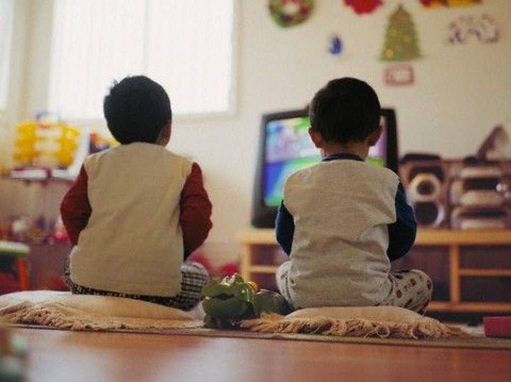 Új tévéreklám-kampány: ne a televízió nevelje a gyereket
