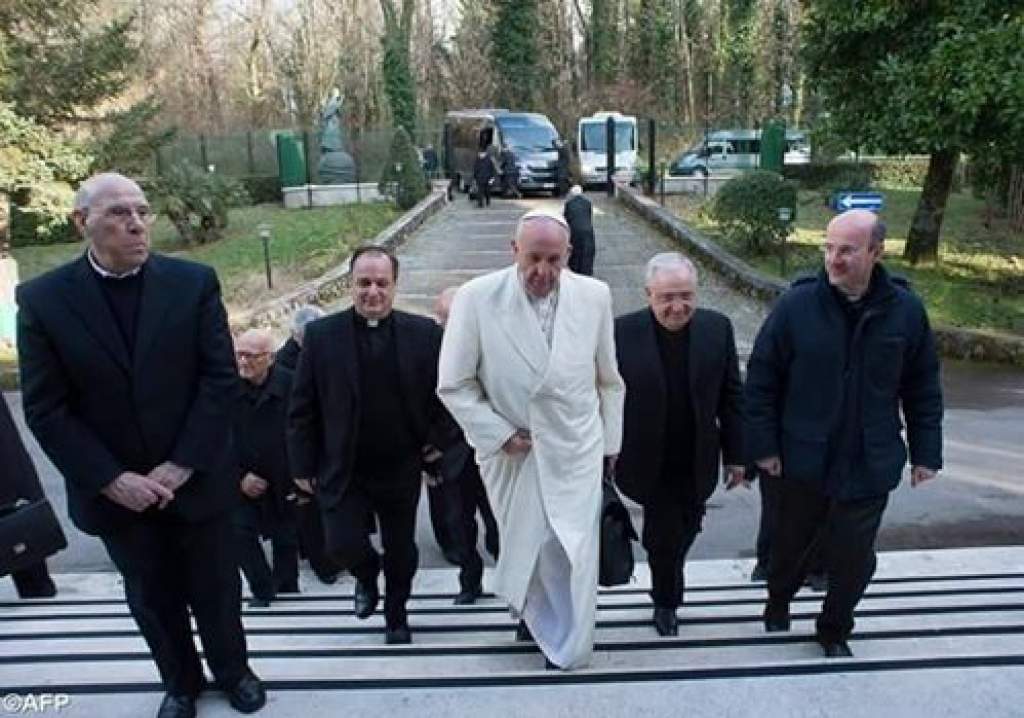 Megkezdődött a pápa nagyböjti lelkigyakorlata: Örömarcú Isten és félelemmentes hit