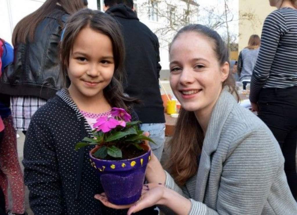 Közösen ültettek virágokat a refis fiatalok és a Nyíri úti iskola kisdiákjai