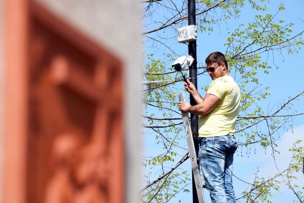 Térfigyelő kamerák vigyázzák a műkerti Assisi Szent Ferenc kápolnát