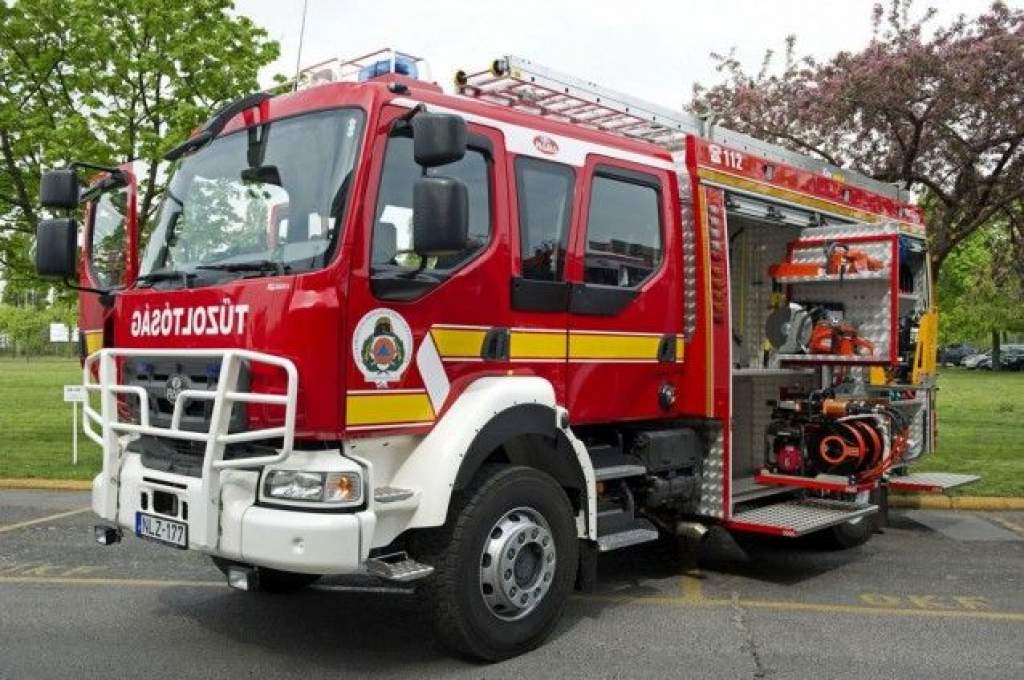 Magyar fejlesztésű tűzoltóautókat kaptak a Bács-Kiskun megyei lánglovagok