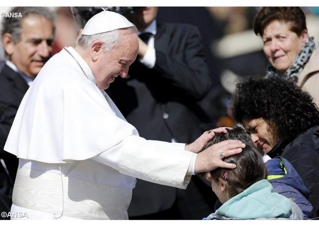 Imavirrasztás a pápával május 5-én: letörölni a szenvedők könnyeit