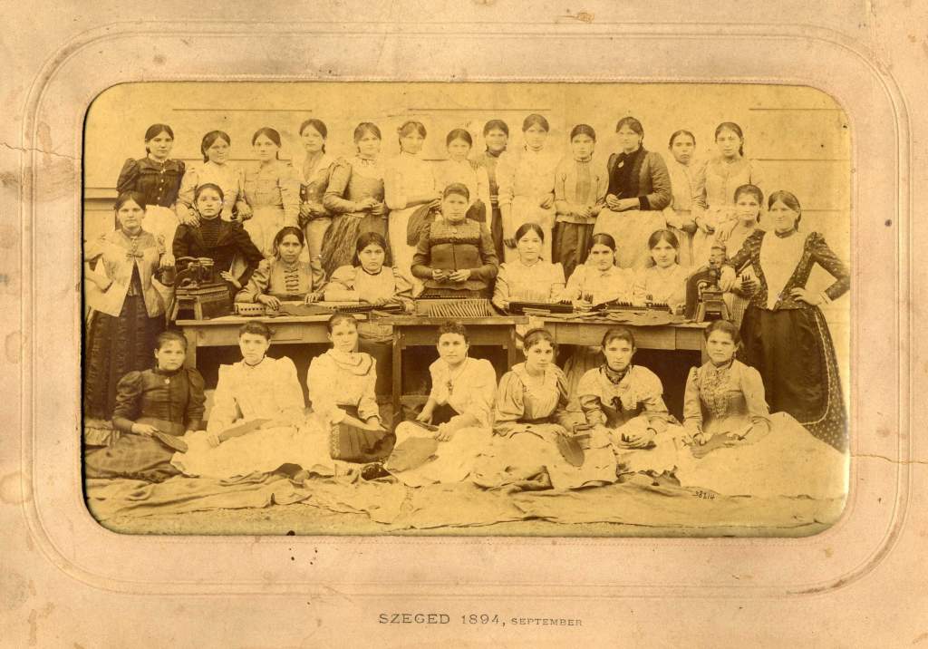 Női szivargyári munkások egy kép hátlapjába rejtve