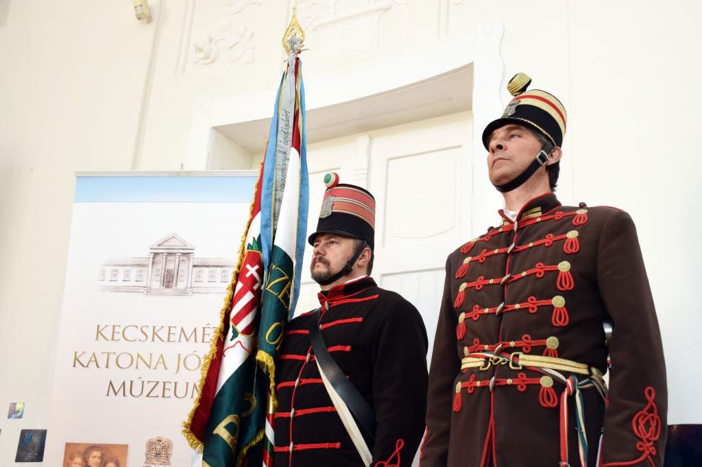 „A magyar huszár” – Simicskó István honvédelmi miniszter nyitotta meg a kecskeméti kiállítást