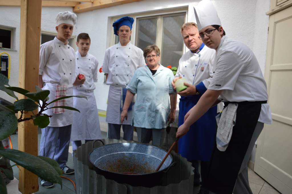 Széchenyis szakácstanulók önkénteskedtek a Wojtyla népkonyhán