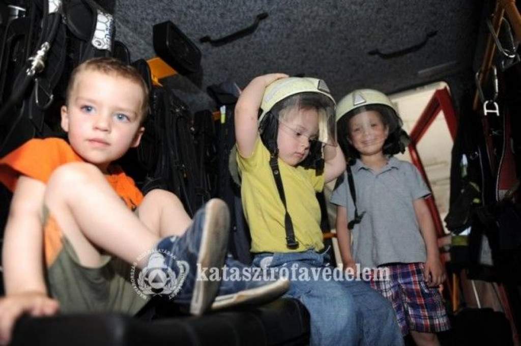 Gyerekek vették birtokba a tűzoltólaktanyákat