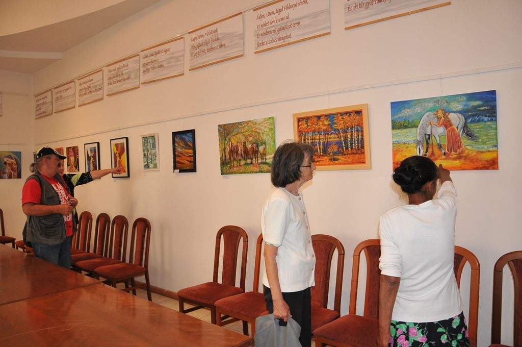 Viski Ilona amatőr festő kiállítását nézte meg a Wojtyla család