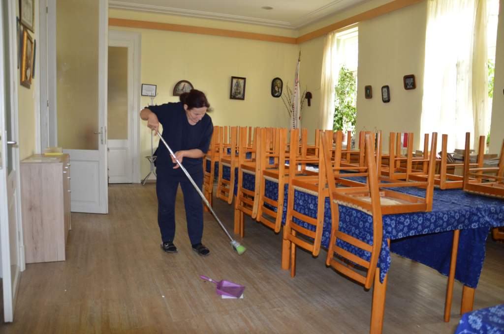 Önkéntes gondozottak takarítottak a Wojtyla Házban