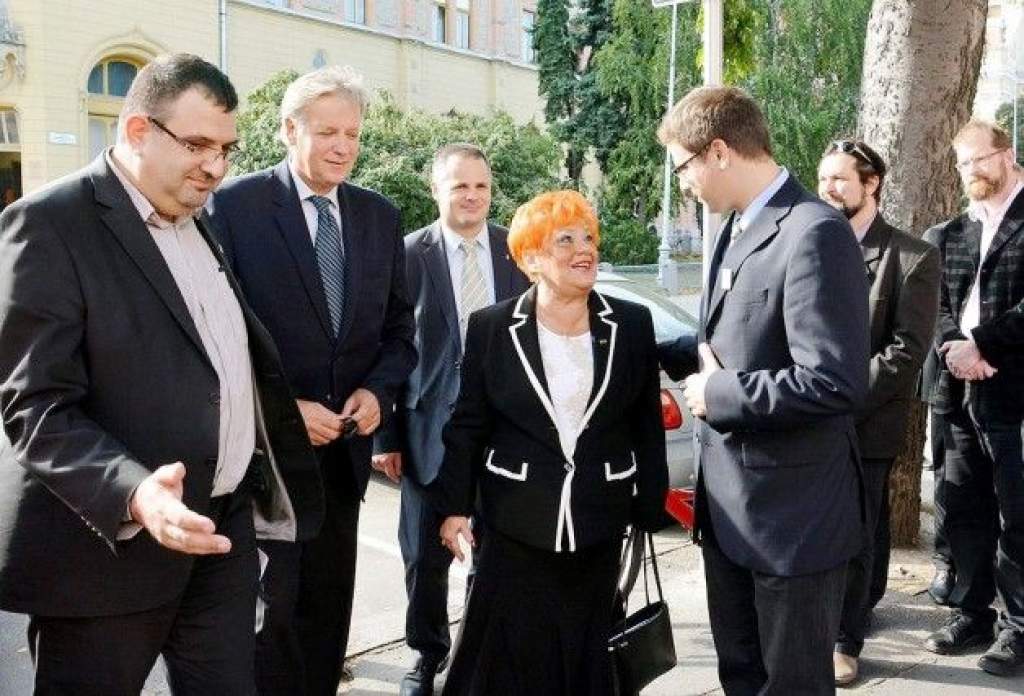 Dr. Szobonya Zoltánra emlékeztek a Lestár téri egykori ÁVH-s épület előtt