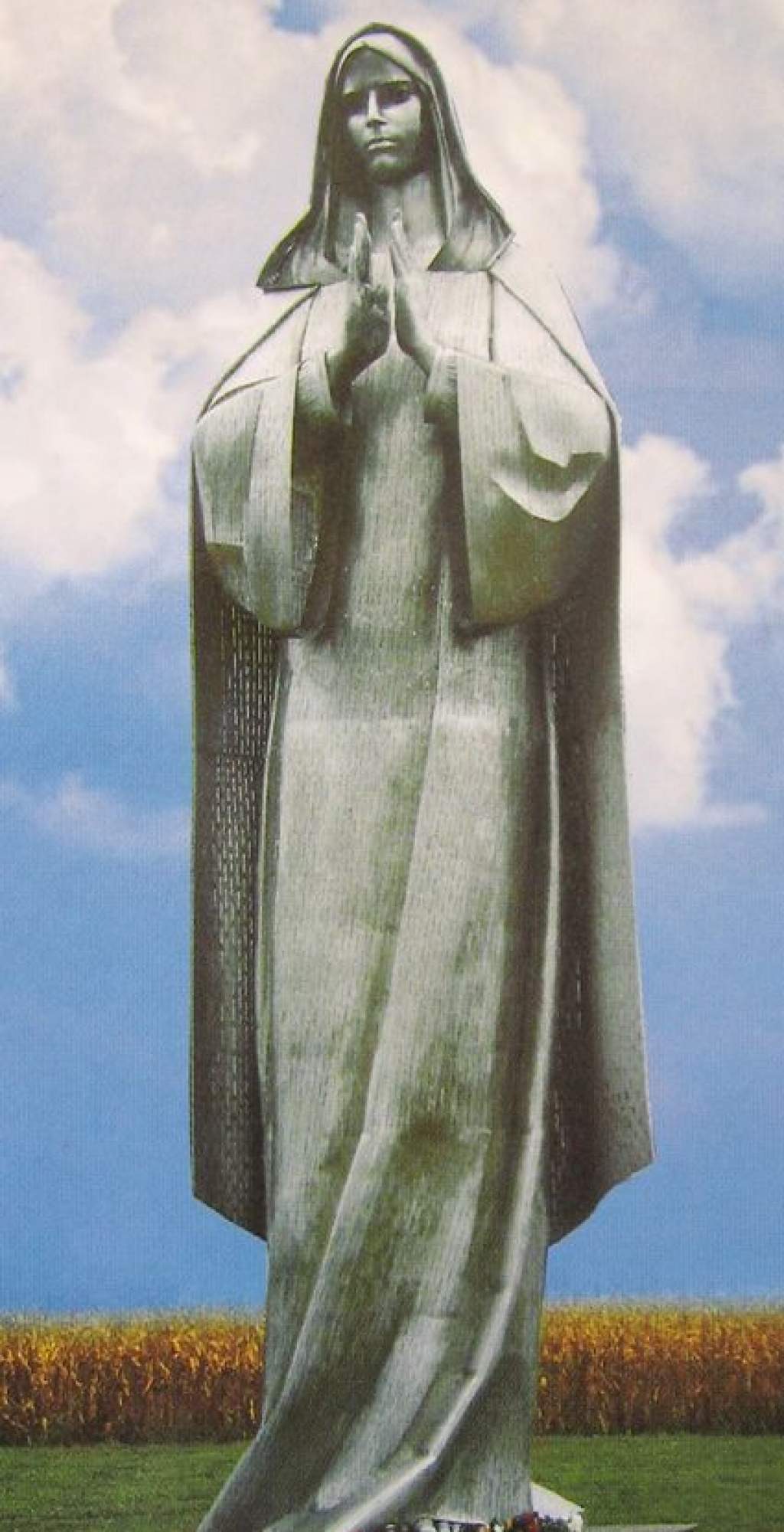 Engesztelő szentségimádás a 11 méteres Szűz Mária szobornál