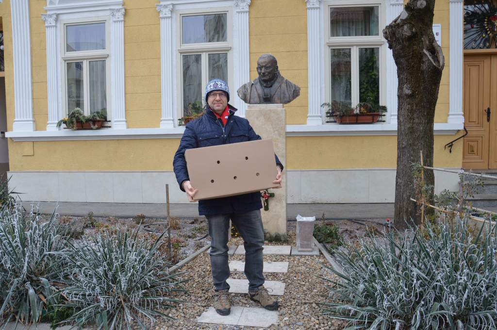 Kollár Csaba tojásokat ajánlott fel a Wojtyla Központnak