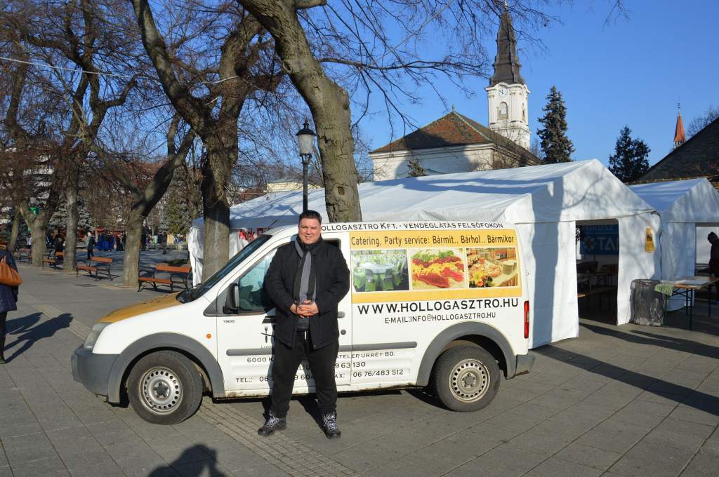 Főtéri étkeztetés: Holló Tibor osztott ebédet a nyolcadik napon
