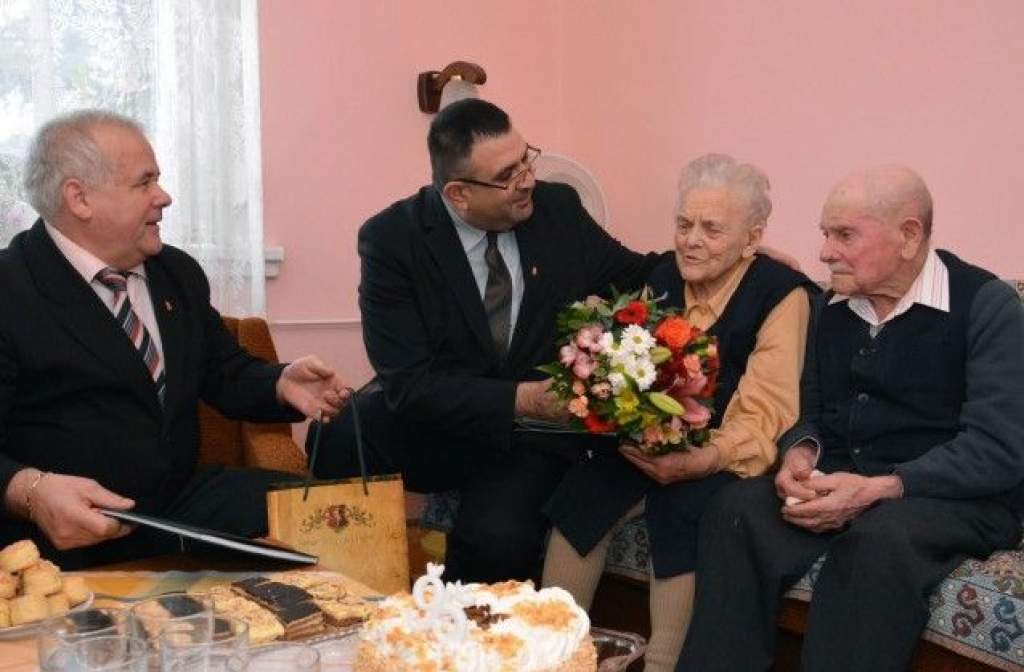 A 95 éves Erzsi nénit köszöntötték a Petőfivárosban