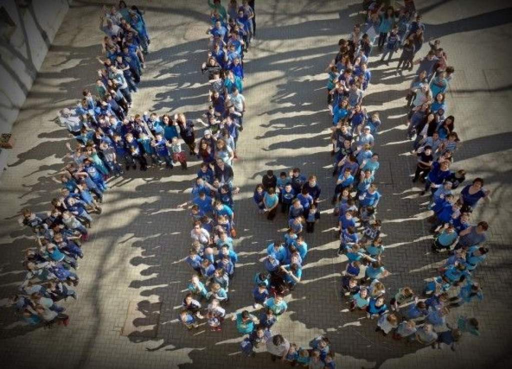 Kékbe öltözött a Víz világnapján a kecskeméti Béke Általános Iskola
