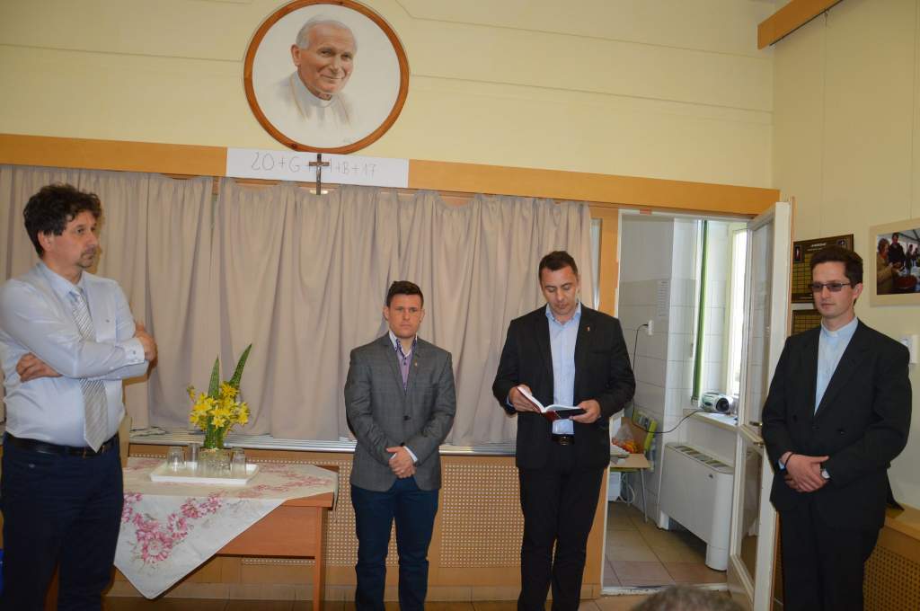 Süli Csontos Ottó és Radics Tivadar önkormányzati képviselők osztottak ebédet a Wojtyla Házban
