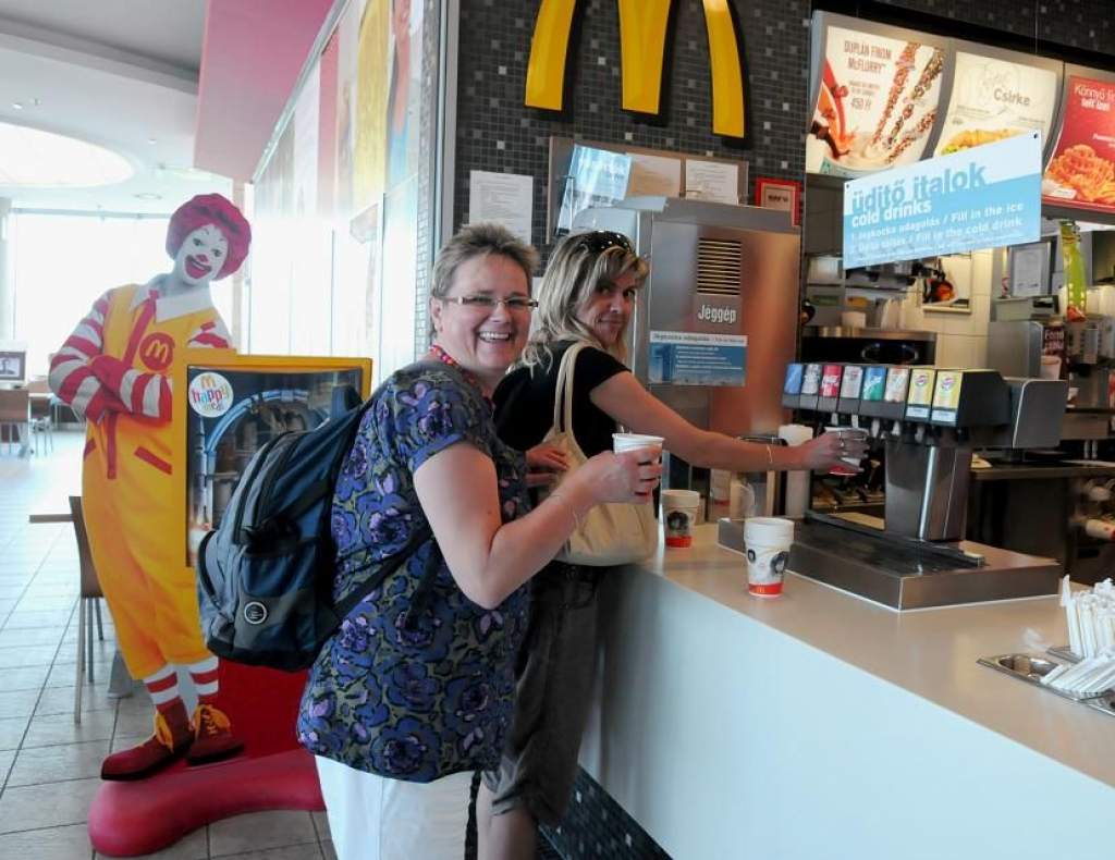 Hátrányos helyzetű gyerekek a McDonald's-ban és a moziban