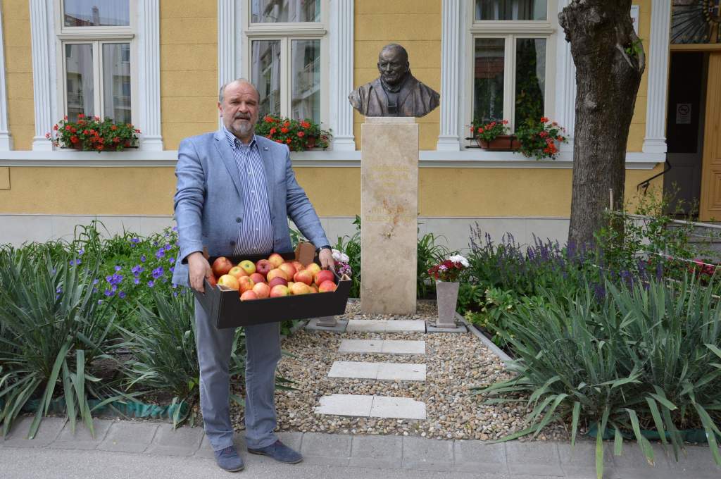 Gulyás János almát hozott a Wojtyla Ház szegényeinek