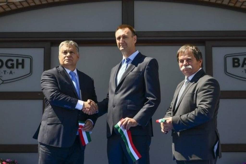 Orbán Viktor tésztaüzemet avatott Tiszakécskén
