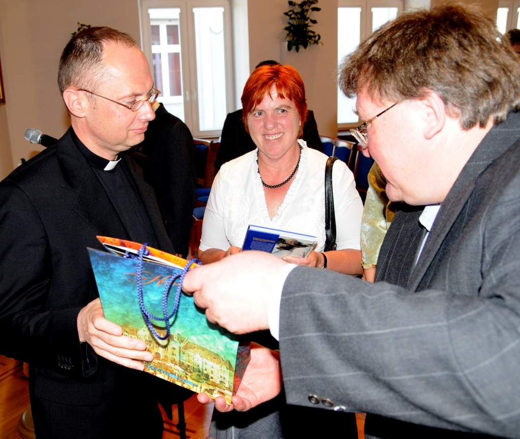 Mons. Slawomir Oder gratulált a Wojtyla Ház programjához