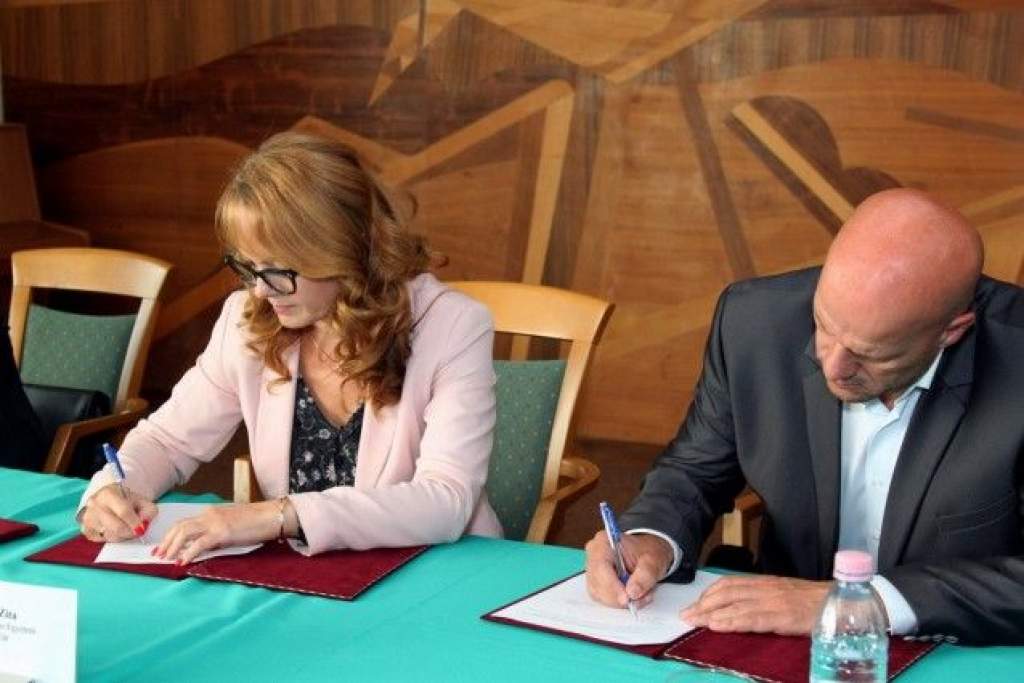 Együttműködési megállapodást írt alá a Neumann János Egyetem és a RÖPKE SE