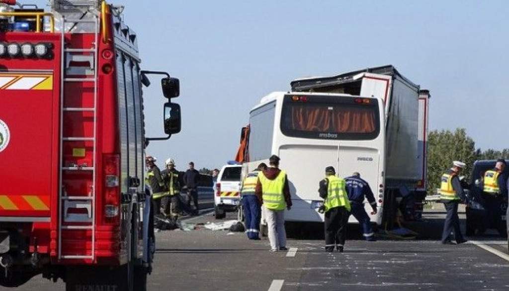 Két tehergépkocsi és egy autóbusz ütközött az M5-ösön Kecskemétnél: két halott, több sérült