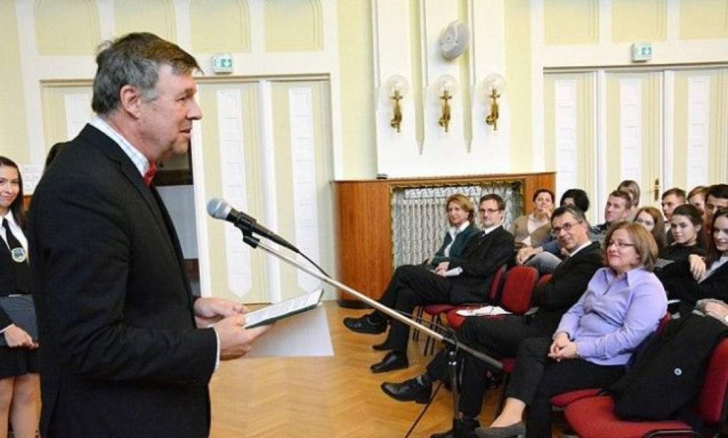A Cseh Köztársaság nagykövete nyitotta meg a Comenius kiállítást a Refiben