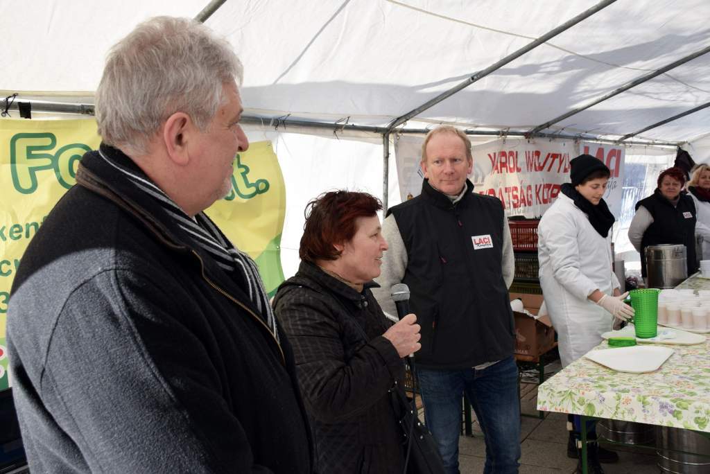 Varga László és családja ajánlott fel ebédet a főtéri Wojtyla sátorban
