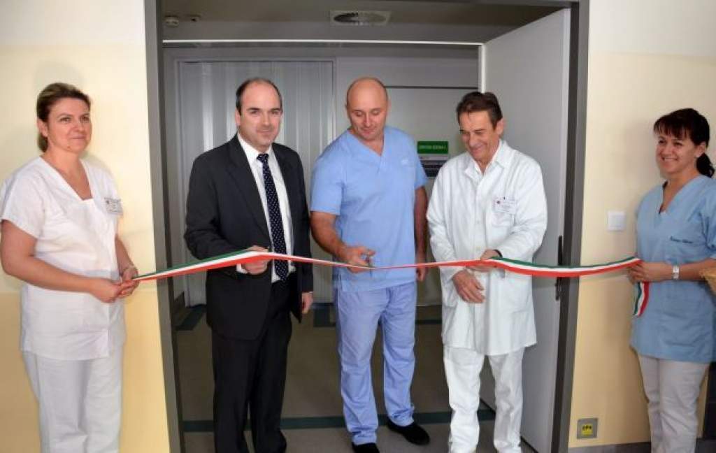 Világszínvonal a kecskeméti kórházban: egyedülálló nappali invazív kardiológiai megfigyelő szobát avattak