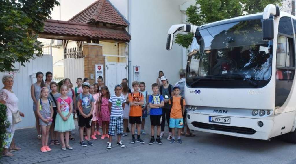 22 kisiskolásnak szerveztek autóbuszos kirándulást a Rózsahölgyek