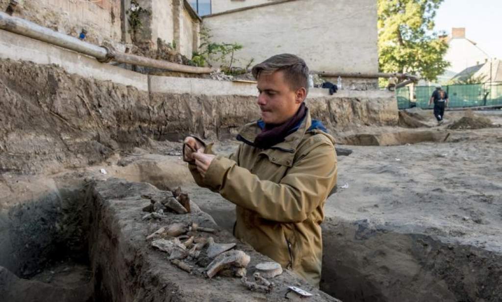 Középkori leletekre bukkantak a Fecske utcában