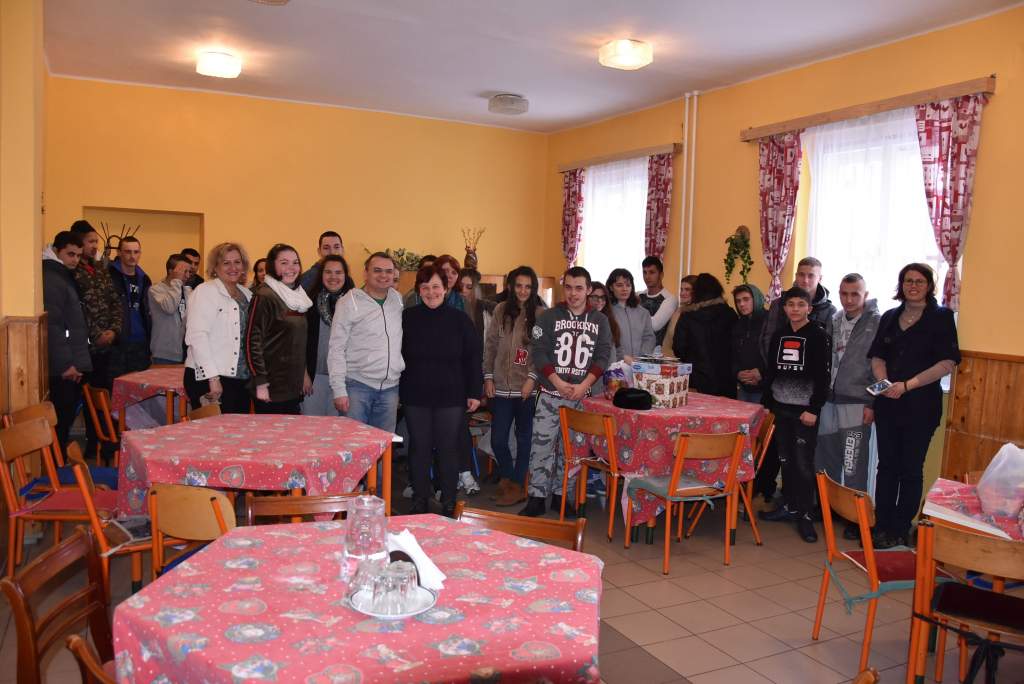 Karácsonyi ajándékot kaptak a Szenteste Alapítványtól a dunavecsei diákok