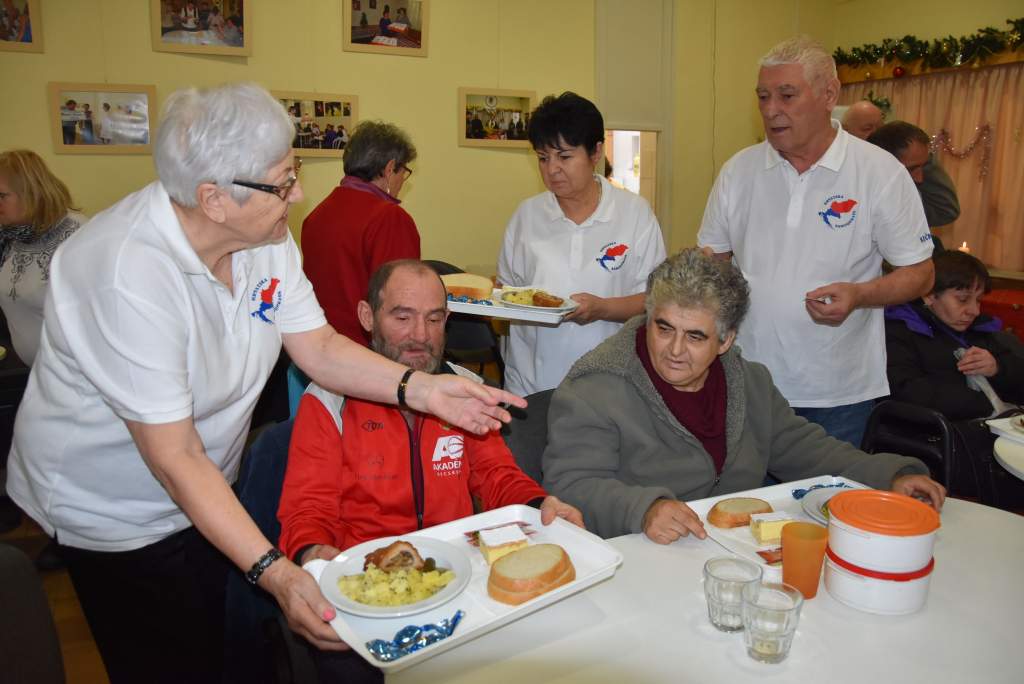 Kecskeméti horvátok osztottak ebédet a Wojtyla Házban