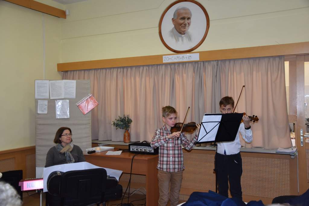 Kisiskolások hegedűjátékában gyönyörködtek a wojtylások