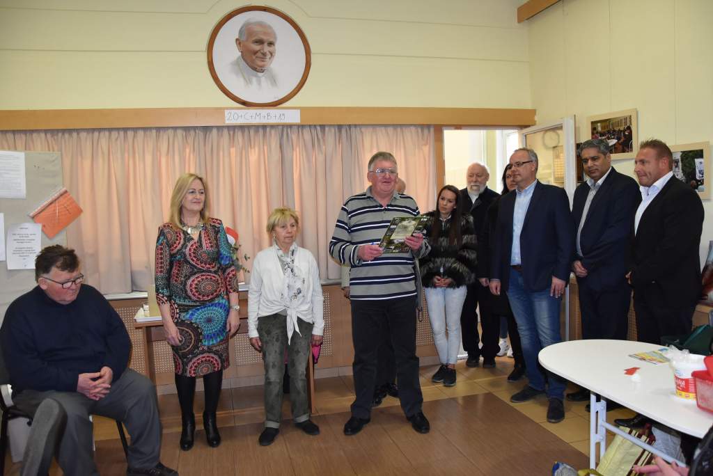 A főtéri Mátyás Király Patika tulajdonosa osztott ebédet a Wojtyla Házban