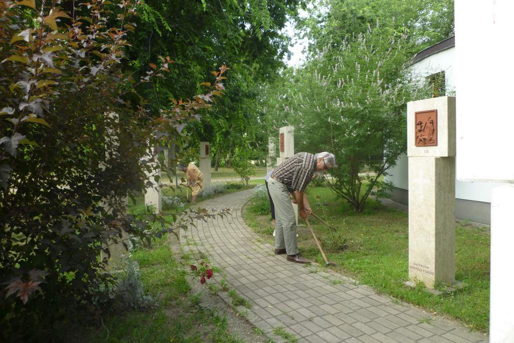 A Porta Egyesület önkéntesei kertészkedtek a műkerti templomnál