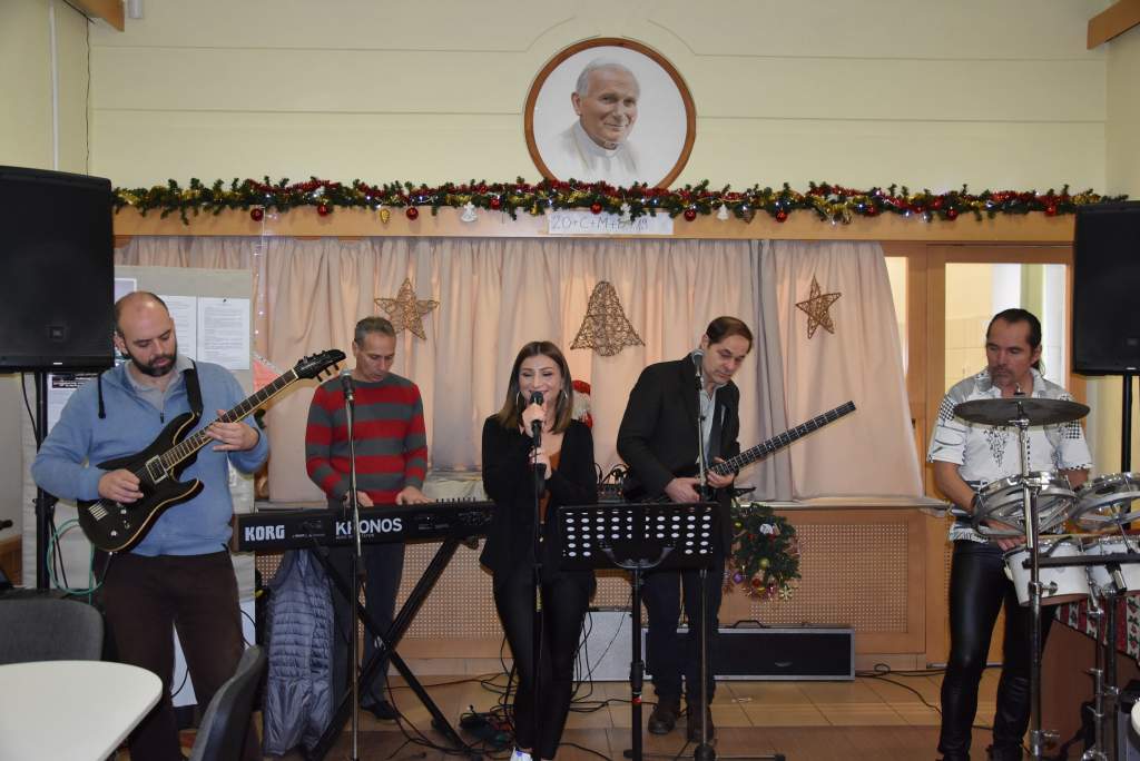 A Spreading zenekar adott jótékonysági koncertet a Wojtyla Ház „pódiumán”