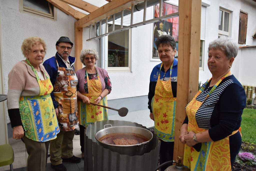 Hunyadivárosi nyugdíjasok főzték a wojtylások hétfői ebédjét