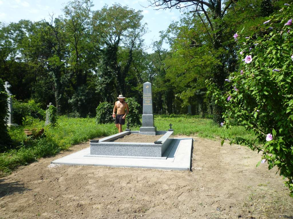 Befejeződtek Révész István síremlékének felújítási munkálatai