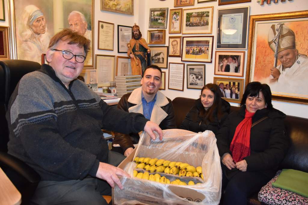 Gyuris Dávid és családja banánnal érkezett