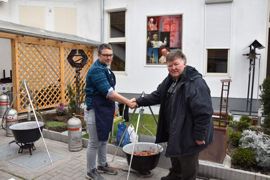 Ballószög polgármestere és családja étkeztette a Wojtyla Ház szegényeit